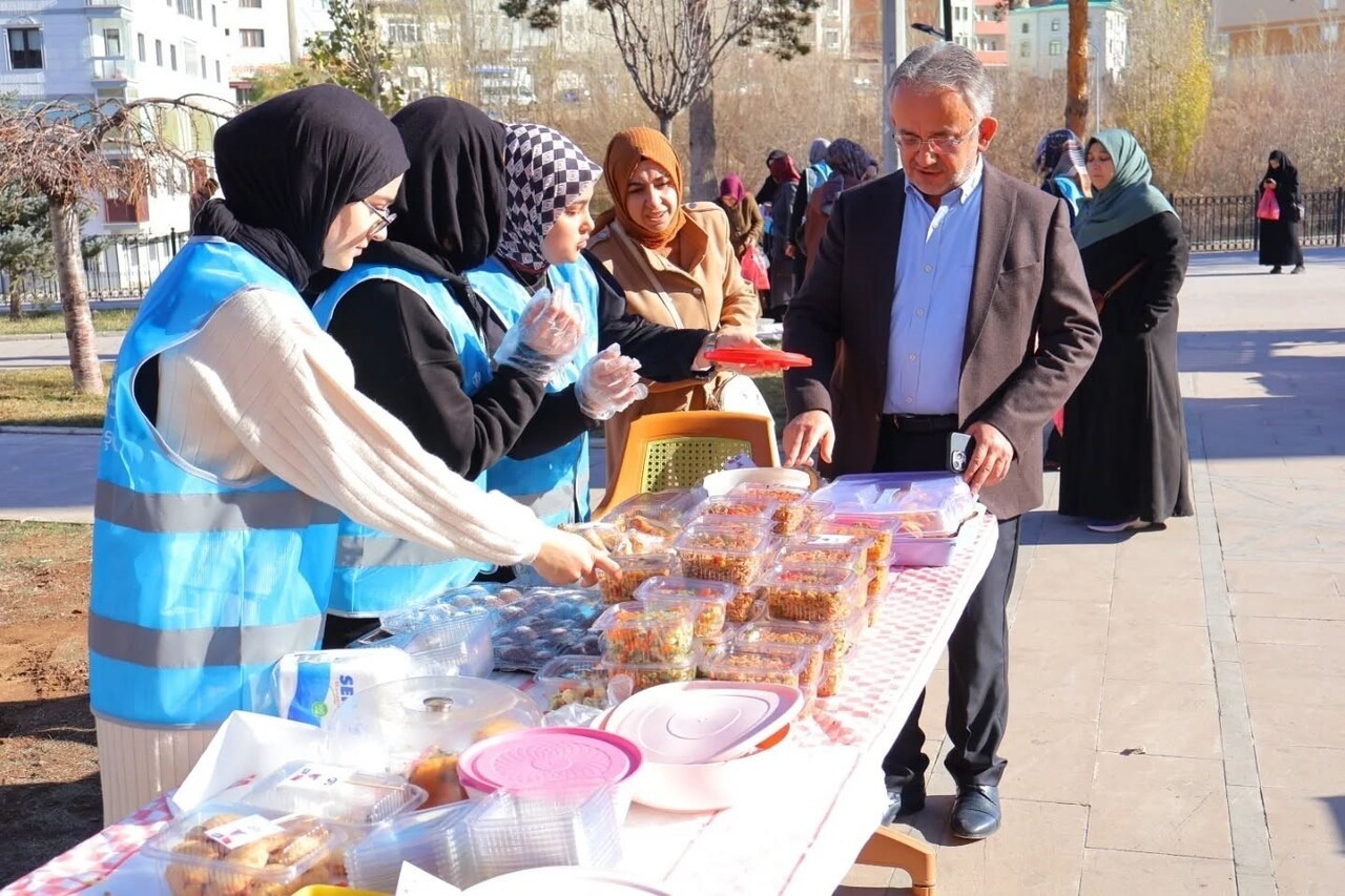BAYBURT’UN FARKLI NOKTALARINDA FİLİSTİN YARARINA HAYIR ÇARŞILARI KURULDU