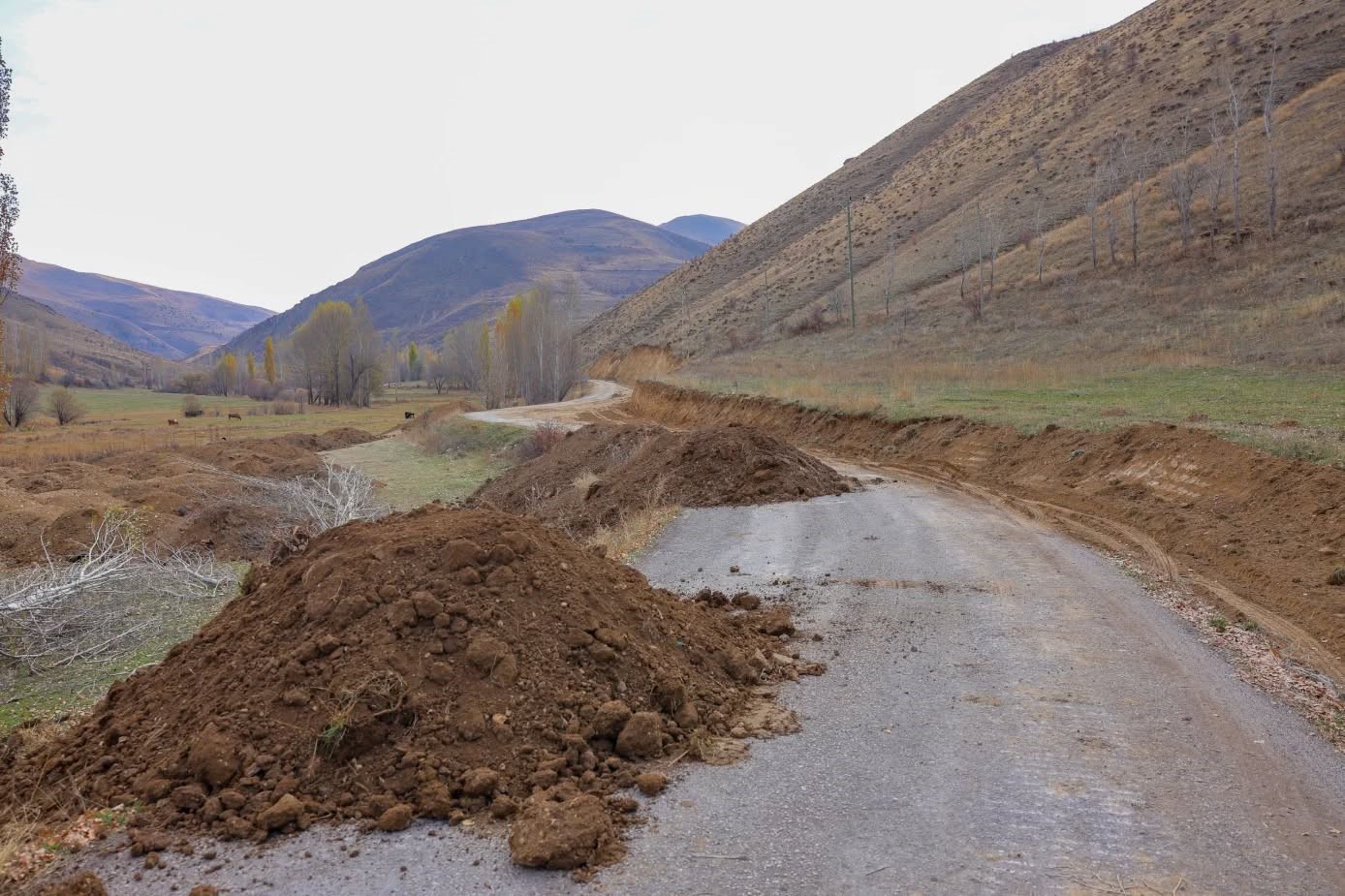 BAYBURT’UN KÖY YOLLARINDA GENİŞLETME ÇALIŞMALAR DEVAM EDİYOR