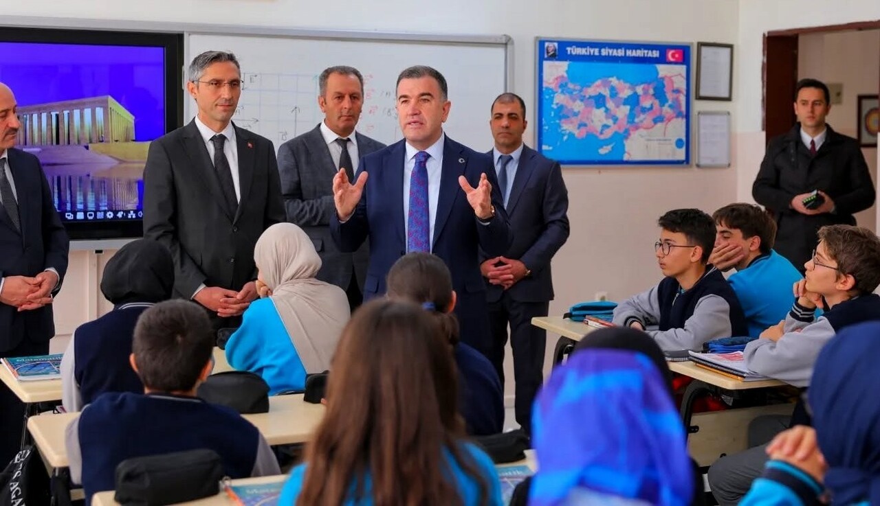 BAYBURT VALİSİ MUSTAFA ELDİVAN, BAYBURT FEN LİSESİ’Nİ ZİYARET EDEREK OKUL YÖNETİMİ, ÖĞRETMENLER VE...