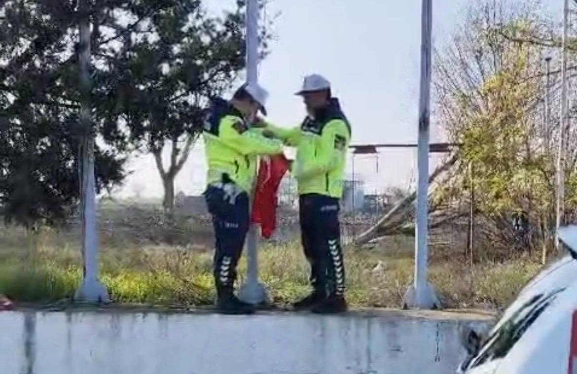 BAYRAĞIN SOLMUŞ OLDUĞUNU GÖREN EKİPLER, ARAÇLARINDA HAZIR BULUNDURDUKLARI YENİ TÜRK BAYRAĞINI...