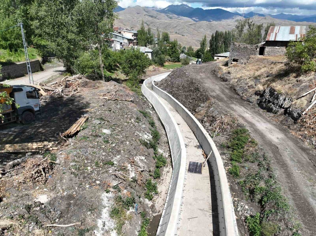 BAYRAKTAR KÖYÜNDEKİ TAŞKIN KONTROL İNŞAATINDA ÇALIŞMALAR SÜRÜYOR