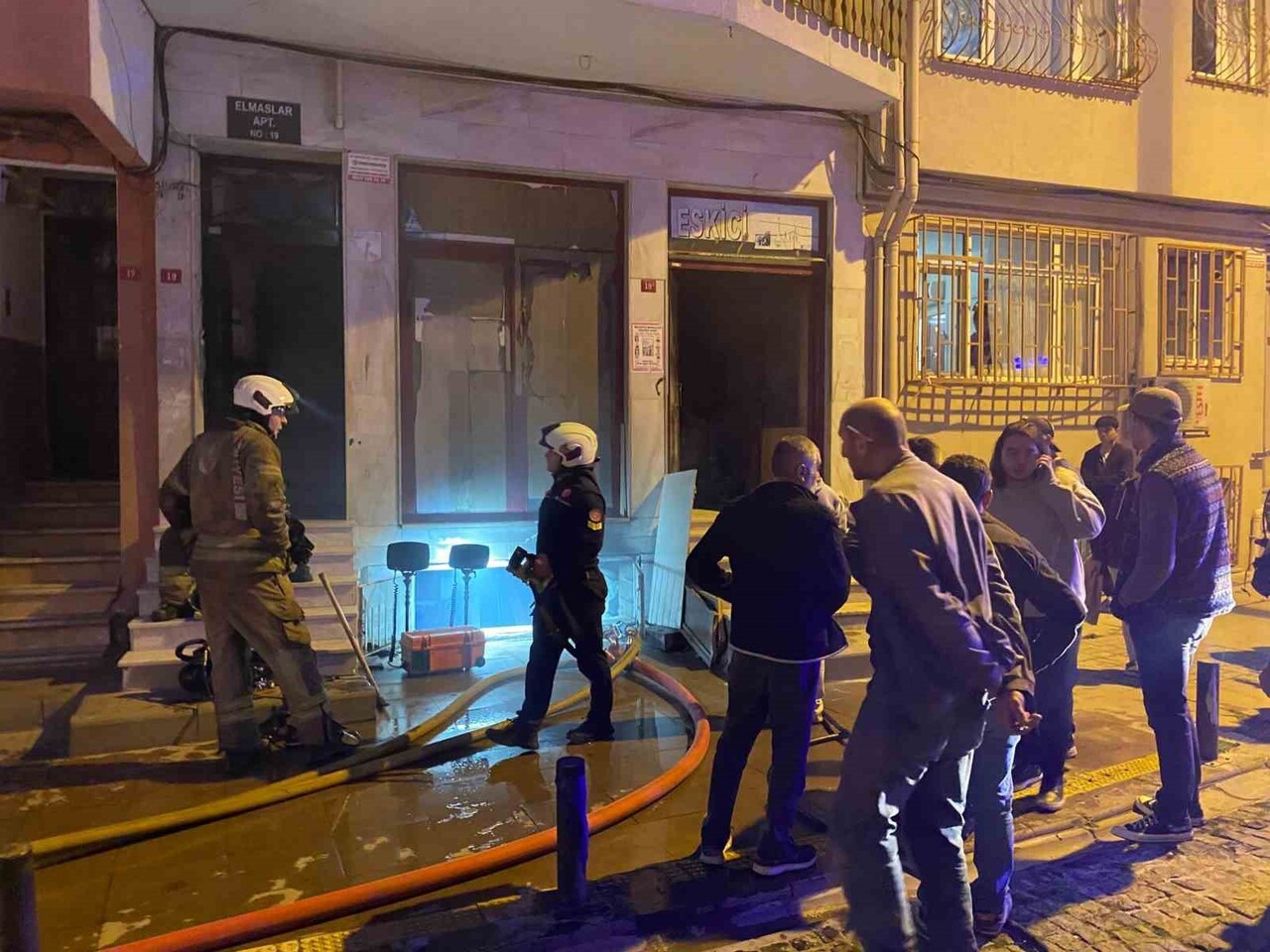 BEŞİKTAŞ'TA ORTAKÖY’DE ANTİKA DÜKKANINDA YANGIN ÇIKTI. YANGIN, İTFAİYE EKİPLERİNİN MÜDAHALESİYLE...