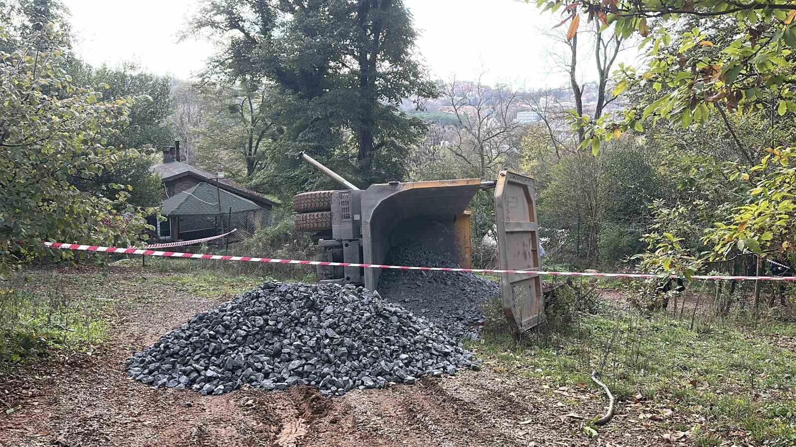 BEYKOZ İLÇESİNDE MICIR YÜKLÜ KAMYON SÜRÜCÜNÜN TOPRAK YOLDA DİREKSİYON HAKİMİYETİNİ KAYBETMESİ...