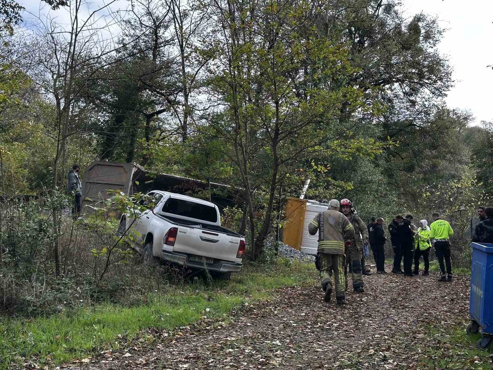 BEYKOZ İLÇESİNDE MICIR YÜKLÜ KAMYON SÜRÜCÜNÜN TOPRAK YOLDA DİREKSİYON HAKİMİYETİNİ KAYBETMESİ...