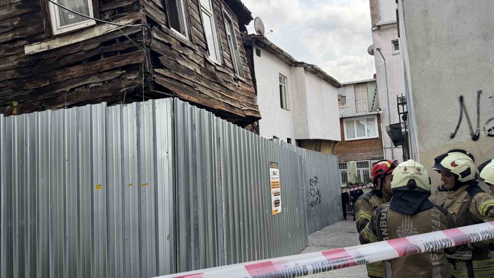 BEYOĞLU'NDA 2 KATLI METRUK AHŞAP BİNADA KISMİ ÇÖKME MEYDANA GELDİ. OLAYDA ÖLEN YA DA YARALANAN...