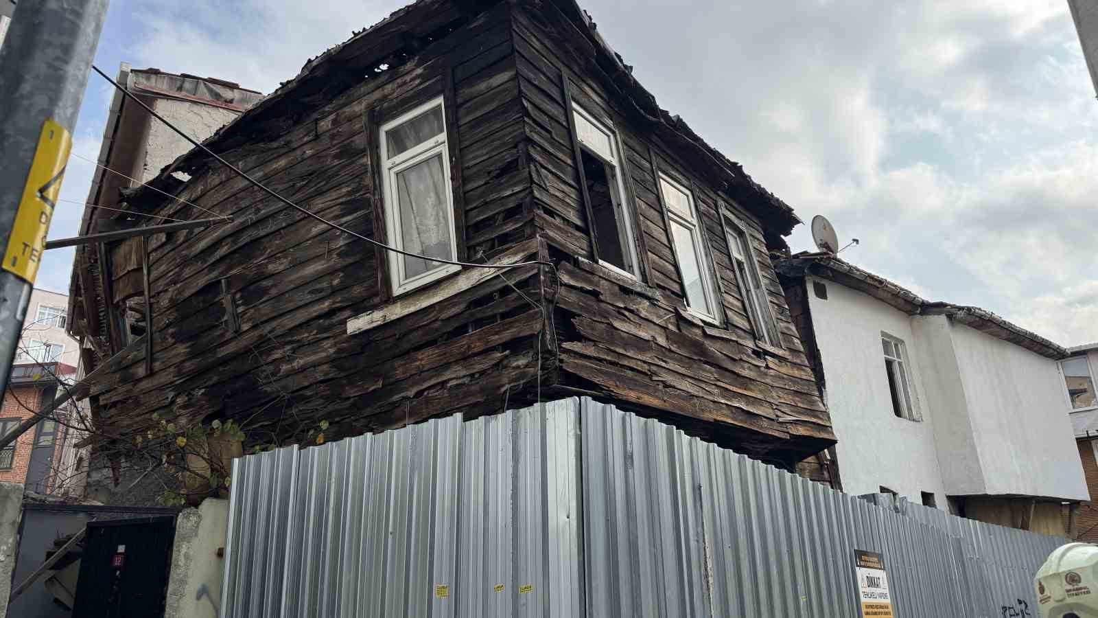 BEYOĞLU'NDA 2 KATLI METRUK AHŞAP BİNADA KISMİ ÇÖKME MEYDANA GELDİ. OLAYDA ÖLEN YA DA YARALANAN...