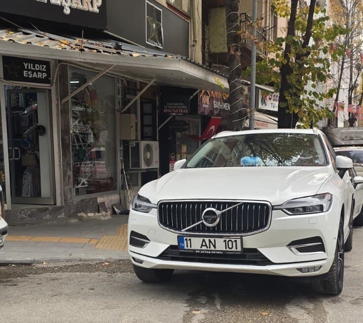 BİLECİK'TE DUYARSIZ BİR SÜRÜCÜNÜN GÖRME ENGELLİ YOLU KAPATACAK ŞEKİLDE PARK ETMESİ VATANDAŞLARI...