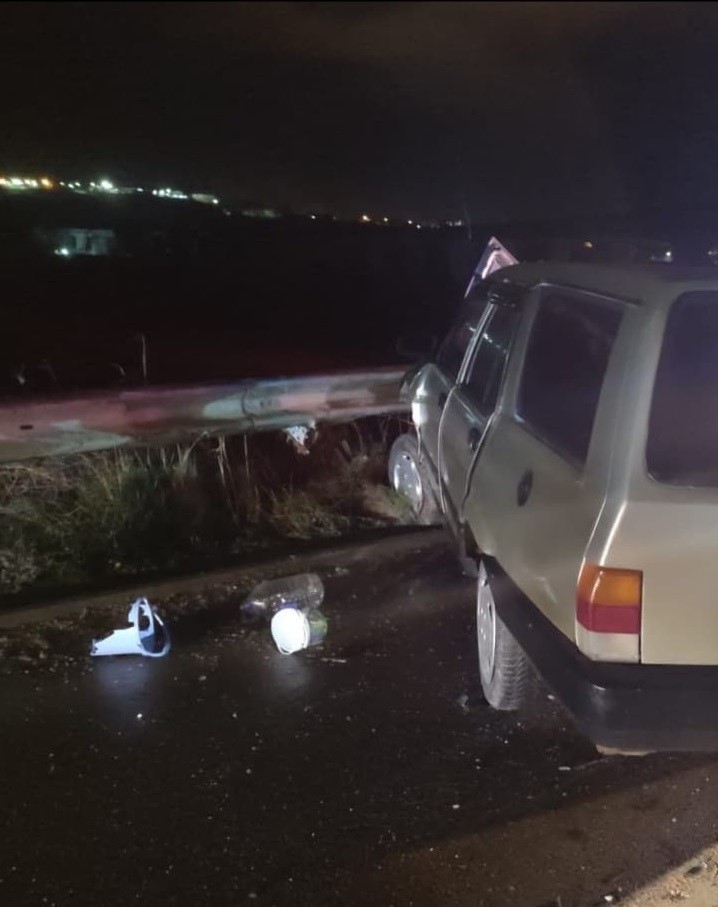 BİLECİK'TE SEYİR HALİNDE KONTROLDEN ÇIKAN OTOMOBİL ORTA REFÜJE VURURKEN, 1 KİŞİ YARALANDI.