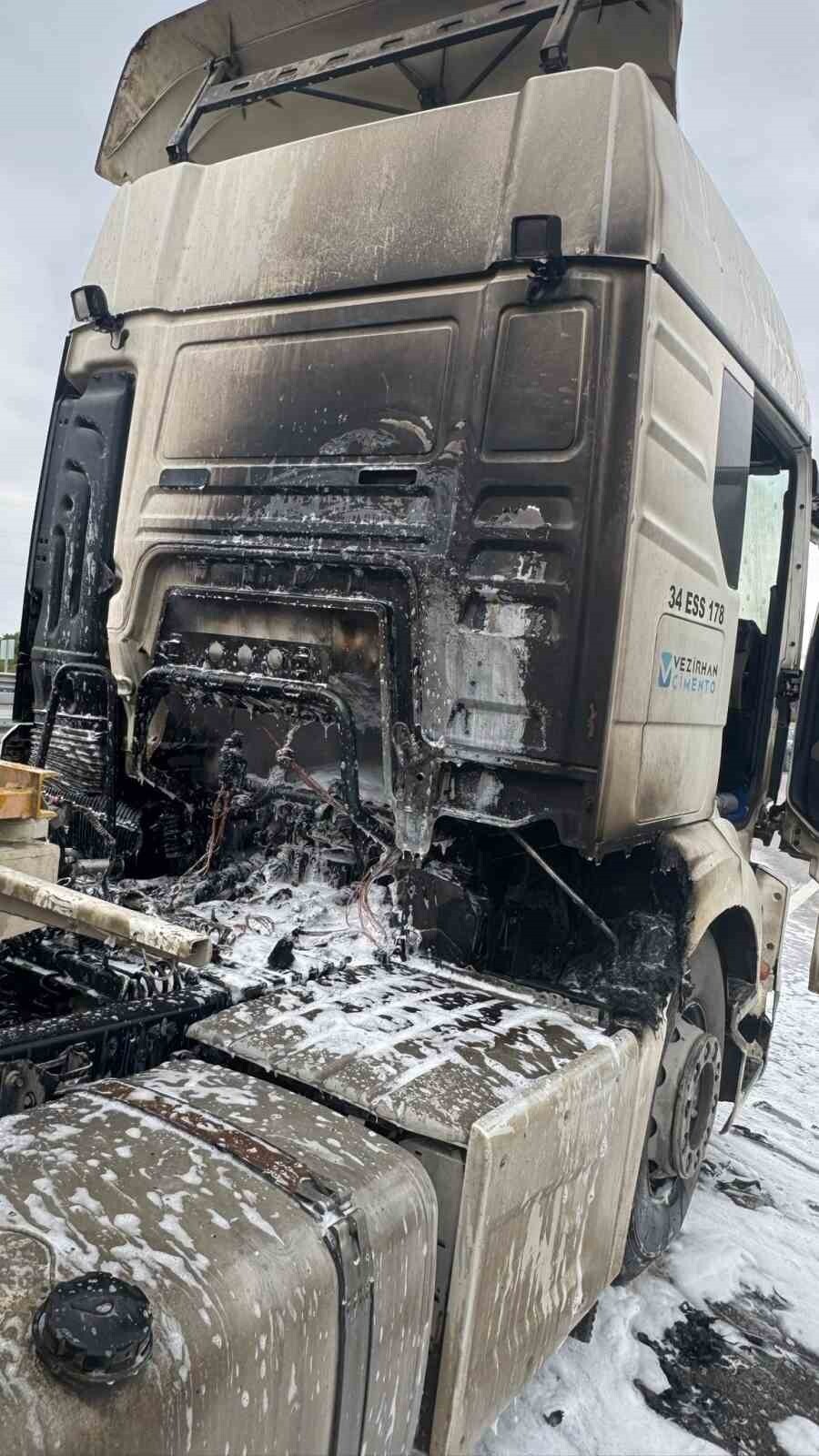 BİLECİK'TE SEYİR HALİNDEKİ BETON MİKSERİ BİR ANDA ALEV ALDI