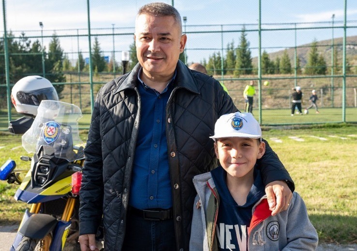 BİLECİK EMNİYETİ, ÇOCUKLARIN GÖNÜLLERİNE DOKUNDU