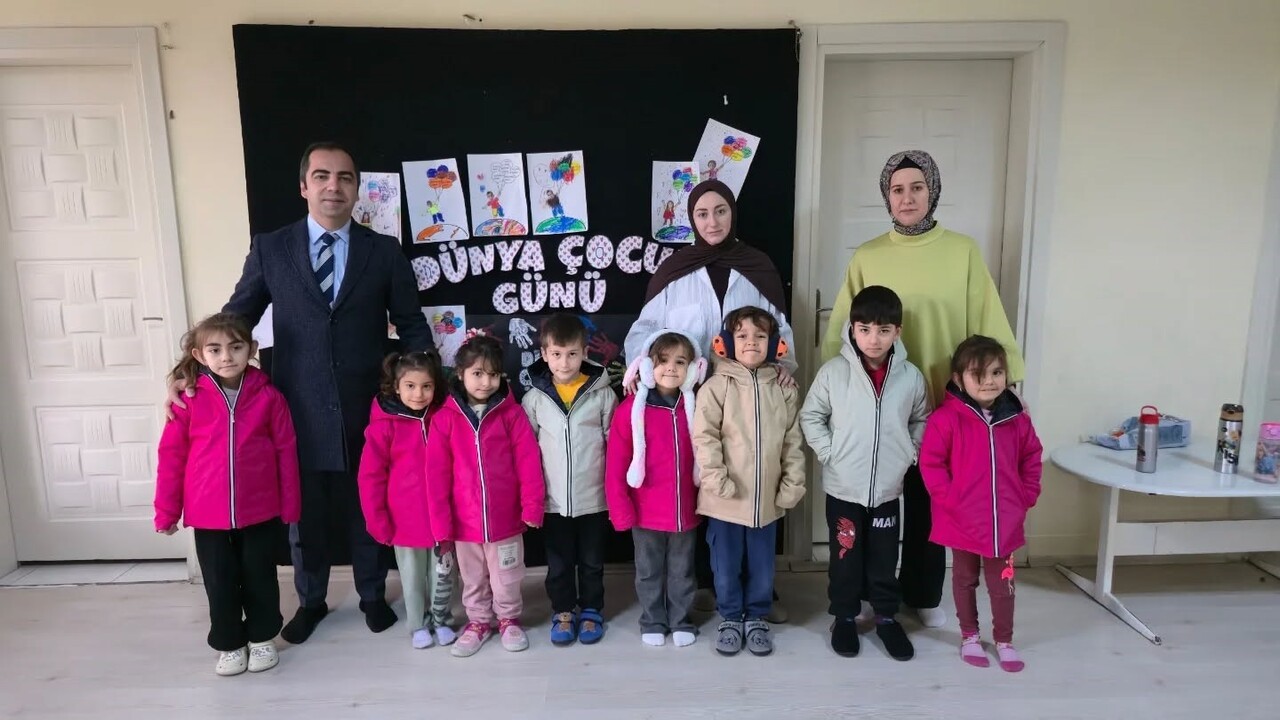 BİLECİK’TE BİR HAYIRSEVERİN MONT DESTEĞİ ÖĞRENCİLERİ SEVİNDİRDİ