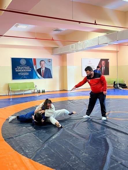 BİLECİK’TE GENÇ JUDOCULAR İL ŞAMPİYONASI İÇİN MİNDERDE BULUŞTU