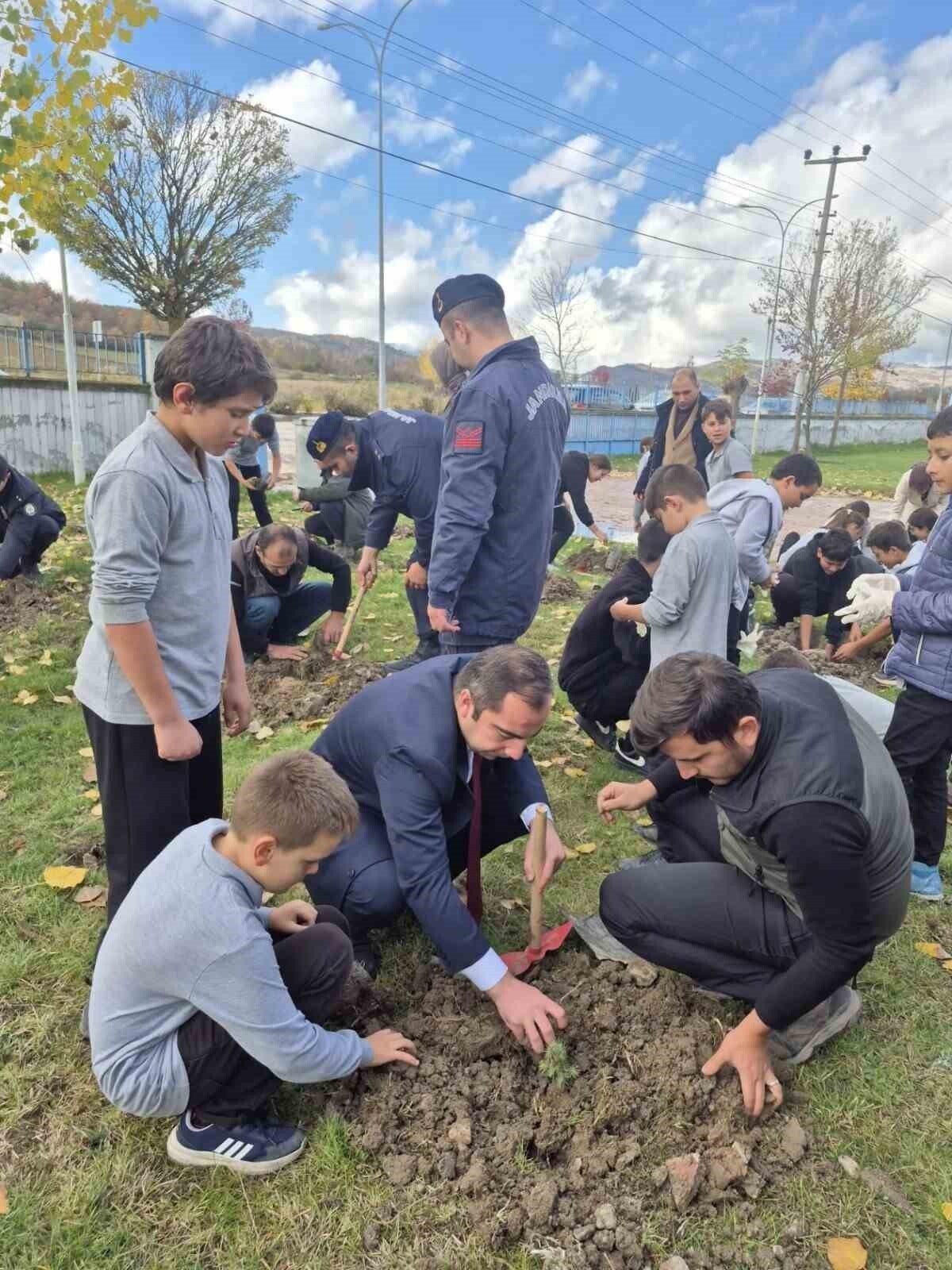 BİLECİK’TE MERVE ÖĞRETMEN ANISINA 72 FİDAN DİKİLDİ
