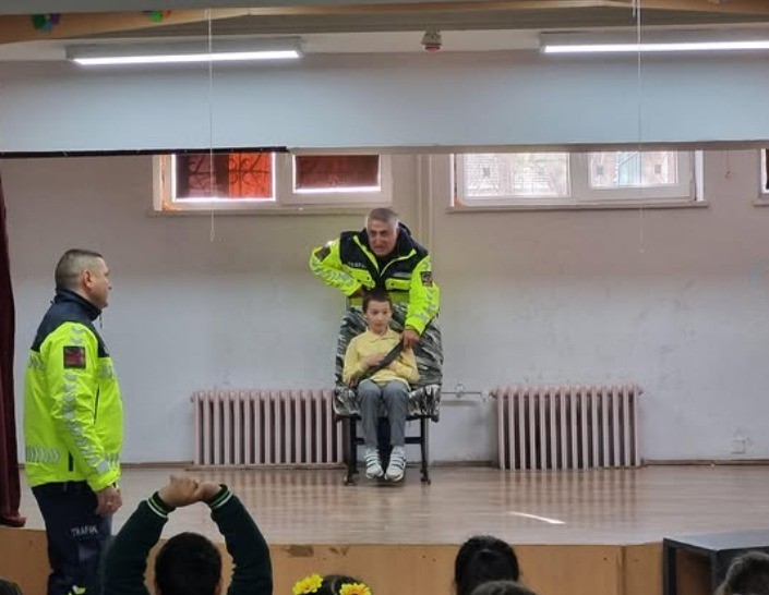 BİLECİK’TE ÖĞRENCİLERE TRAFİK VE EMNİYET KEMERİ EĞİTİMİ VERİLDİ