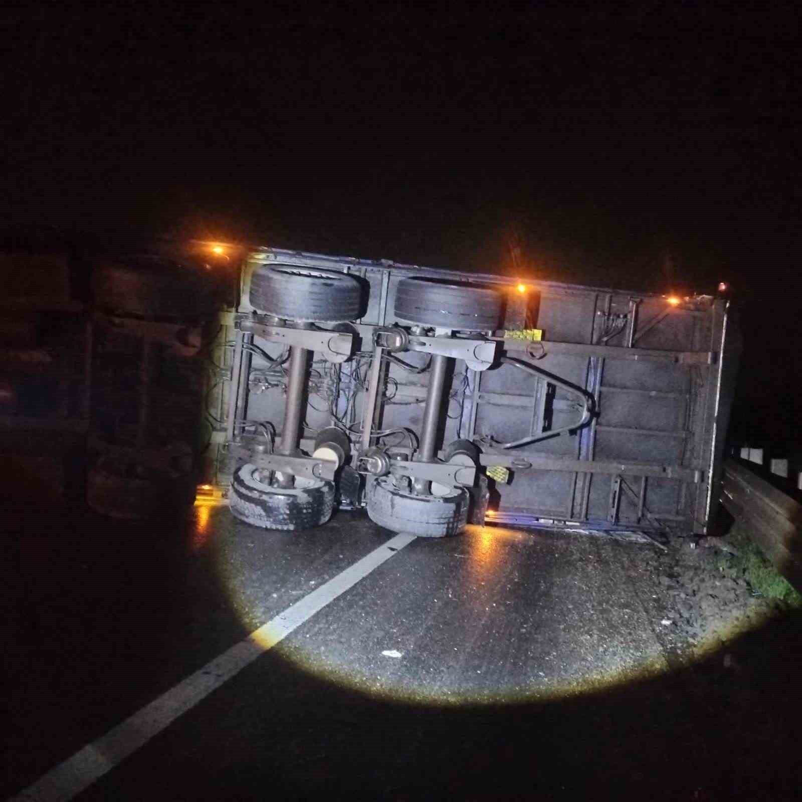 BİLECİK’TE TIR DEVRİLDİ YOL ULAŞIMA KAPANDI