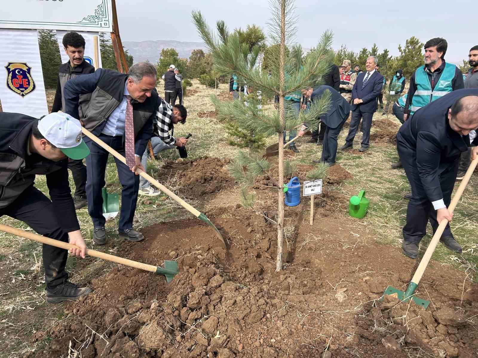 BİNGÖL'DE 11 KASIM MİLLİ AĞAÇLANDIRMA GÜNÜ KAPSAMINDA DÜZENLENEN ETKİNLİKTE, TOPLAM 25 BİN FİDAN...