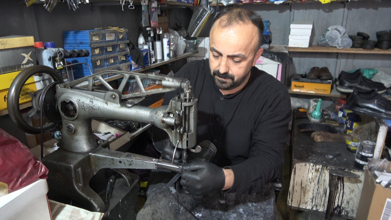 BİNGÖL'DE YAŞAYAN MAHFUZ KOÇDAĞI, 15 YILDIR 10 METREKARELİK DÜKKANINDA AYAKKABI TAMİR EDEREK...