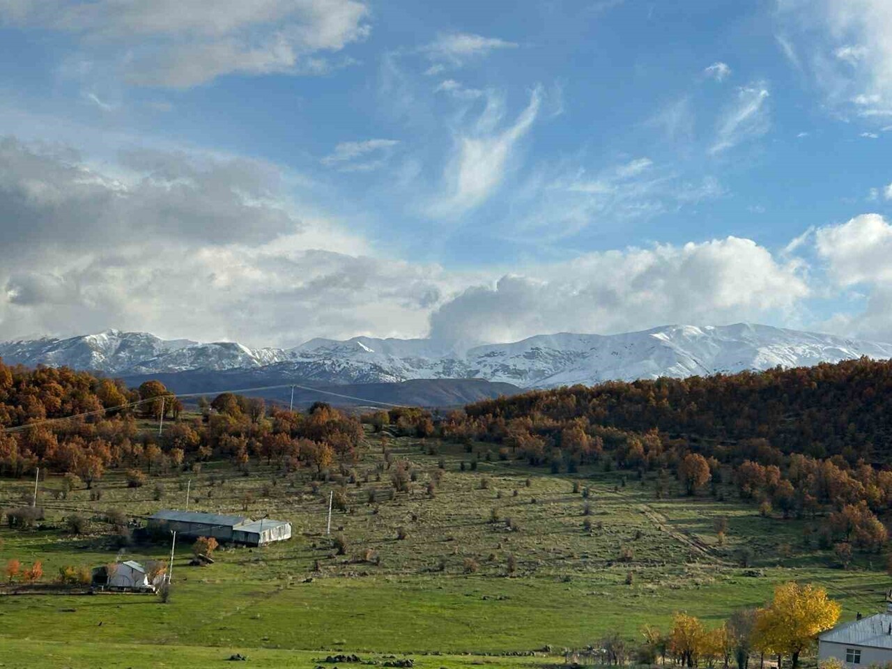BİNGÖL'ÜN YÜKSEK KESİMLERİNDE ETKİLİ OLAN KAR YAĞIŞIYLA BİRLİKTE DAĞLAR BEYAZA BÜRÜNÜRKEN...