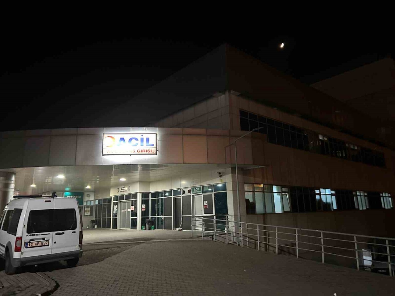 BİNGÖL’DE BİR YATILI BÖLGE ORTAOKULU VE İLKOKULDA ÖĞLEN YEMEĞİNDEN SONRA RAHATSIZLANAN 120...