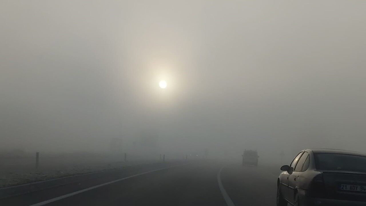 BİNGÖL’DE HAVA SICAKLIĞININ DÜŞMESİYLE BİRLİKTE KENT GENELİNDE YOĞUN SİS ETKİLİ OLDU.