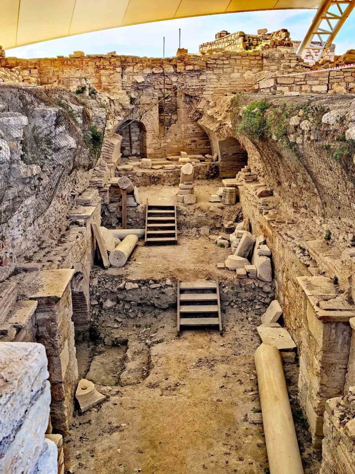 BİNLERCE YILLIK TARİHİ VE EGE’NİN EŞSİZ MANZARASINI BİR ARAYA GETİREN KADIKALESİ, NEOLİTİK...