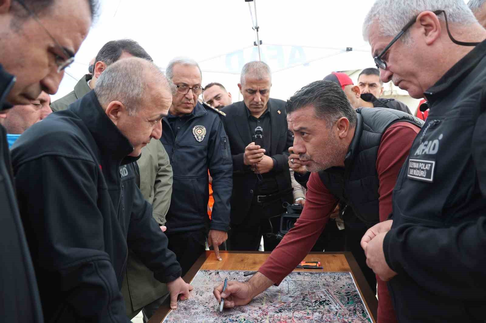 BİR HAFTA ÖNCE KAYBOLAN OTİZMLİ VEYSEL BİLEN’İN ARAMA ALANINDA DEĞERLENDİRMELERDE BULUNAN ELAZIĞ...