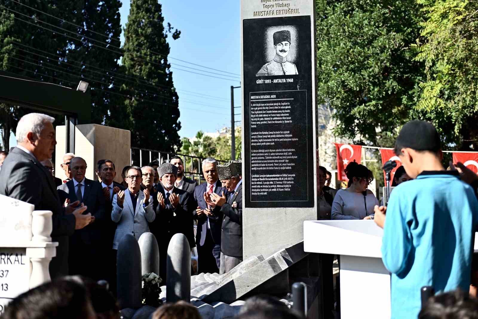 BİRİNCİ DÜNYA SAVAŞI YILLARINDA MEİS LİMANI'NDA DEMİRLİ DENİZ UÇAĞI GEMİSİNİ KARADAN TOPÇU...