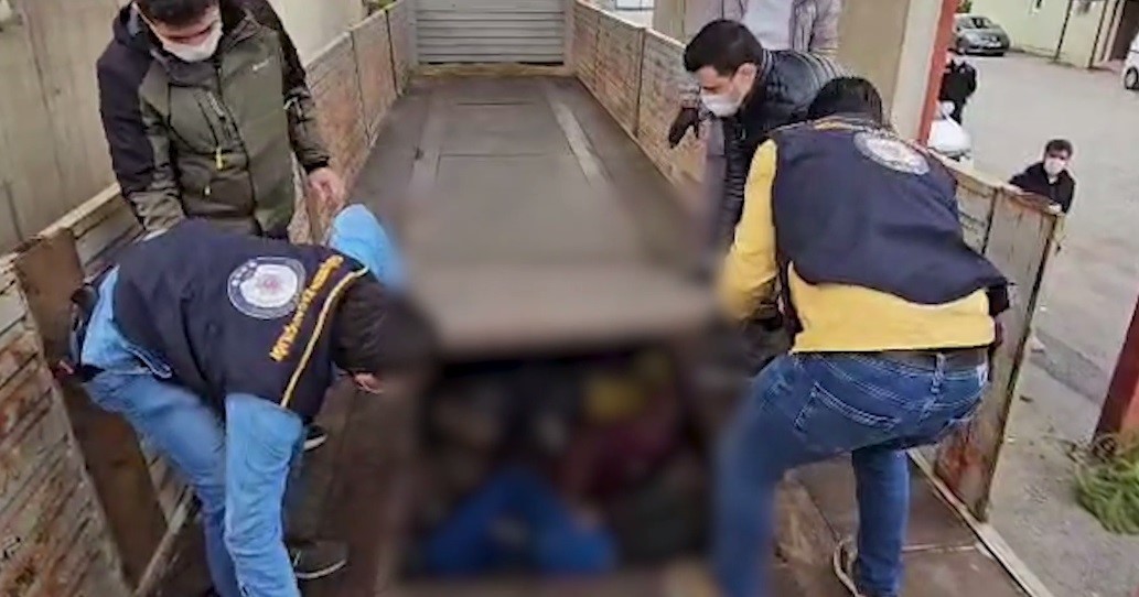 BİTLİS'TE GÖÇMEN KAÇAKÇILIĞINA YÖNELİK YÜRÜTÜLEN ÇALIŞMALAR KAPSAMINDA, BİR ARACIN DORSESİNDEKİ...