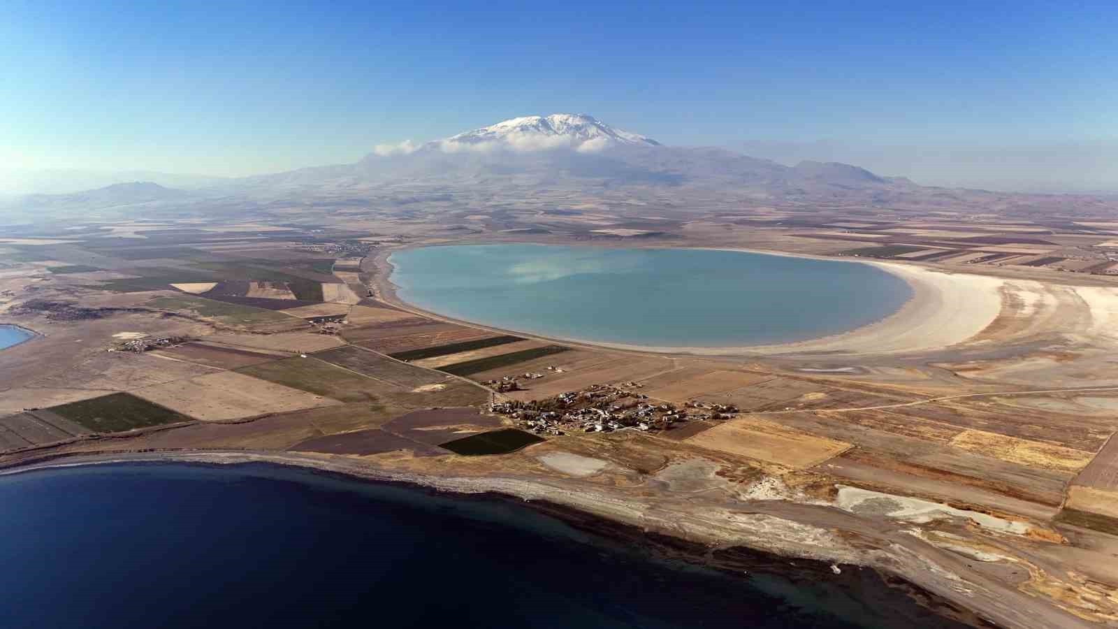 BİTLİS’İN ADİLCEVAZ İLÇESİNDE BULUNAN ARİN GÖLÜ, HAVADAN DRON İLE VAN GÖLÜ İLE BİRLİKTE...