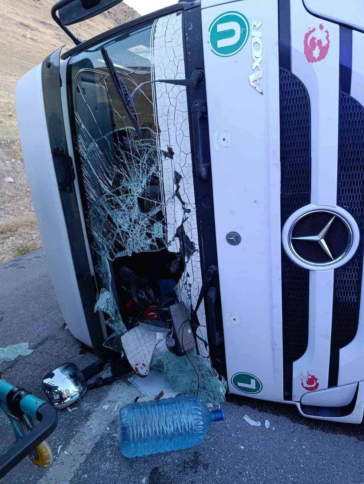 BİTLİS’İN ADİLCEVAZ İLÇESİYLE VAN’IN ERCİŞ İLÇESİ KARA YOLUNDA TIRIN DEVRİLMESİ SONUCU 1 KİŞİ...