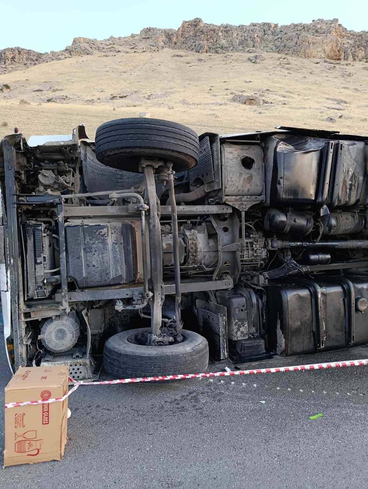 BİTLİS’İN ADİLCEVAZ İLÇESİYLE VAN’IN ERCİŞ İLÇESİ KARA YOLUNDA TIRIN DEVRİLMESİ SONUCU 1 KİŞİ...