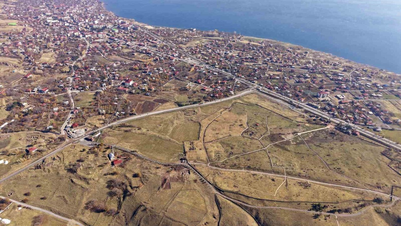 BİTLİS’İN AHLAT İLÇESİ, HAVADAN DRONLA ÇEKİLEN GÖRÜNTÜLERLE ADETA GÖRSEL BİR ŞÖLEN...