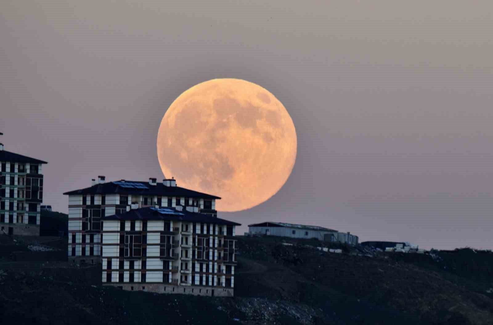 BİTLİS’İN AHLAT İLÇESİNDE "KUNDUZ SÜPER AY"IN YÜKSELİŞİ GÖRSEL ŞÖLEN OLUŞTURDU.