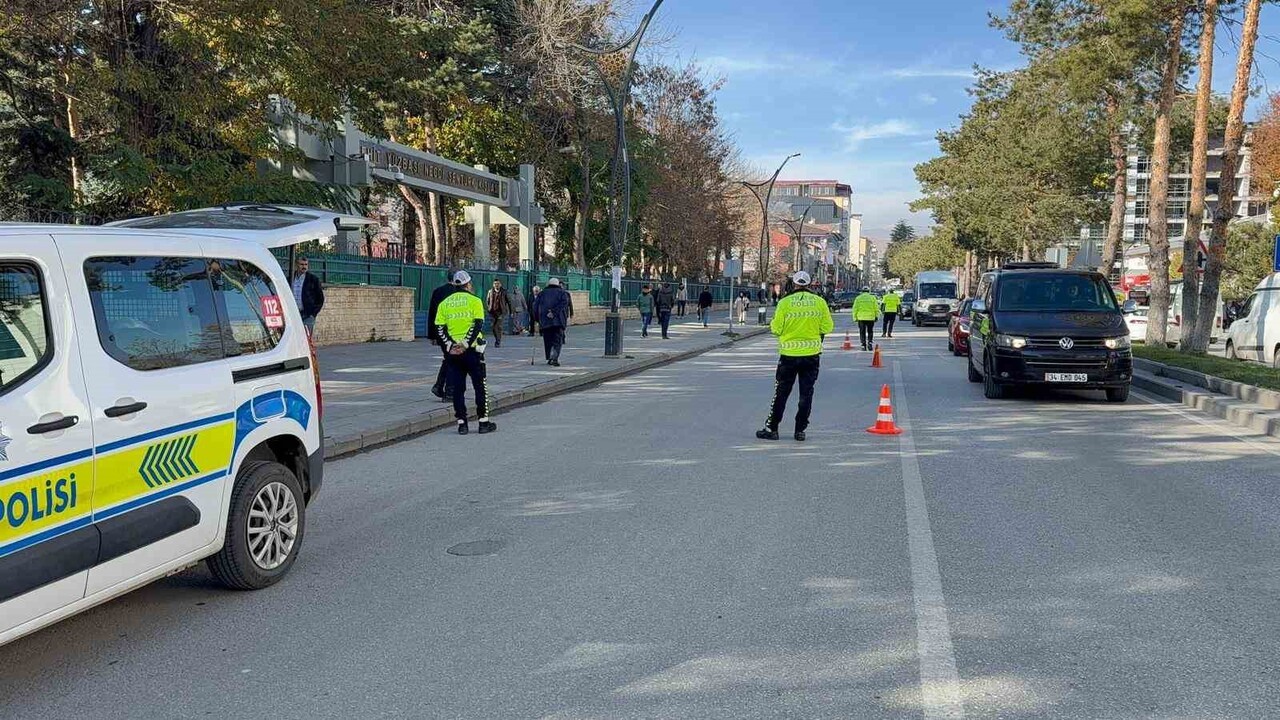 BİTLİS’İN TATVAN İLÇESİNDE İLÇE EMNİYET MÜDÜRLÜĞÜ TRAFİK ŞUBE EKİPLERİNCE KIŞ LASTİĞİ DENETİMİ...