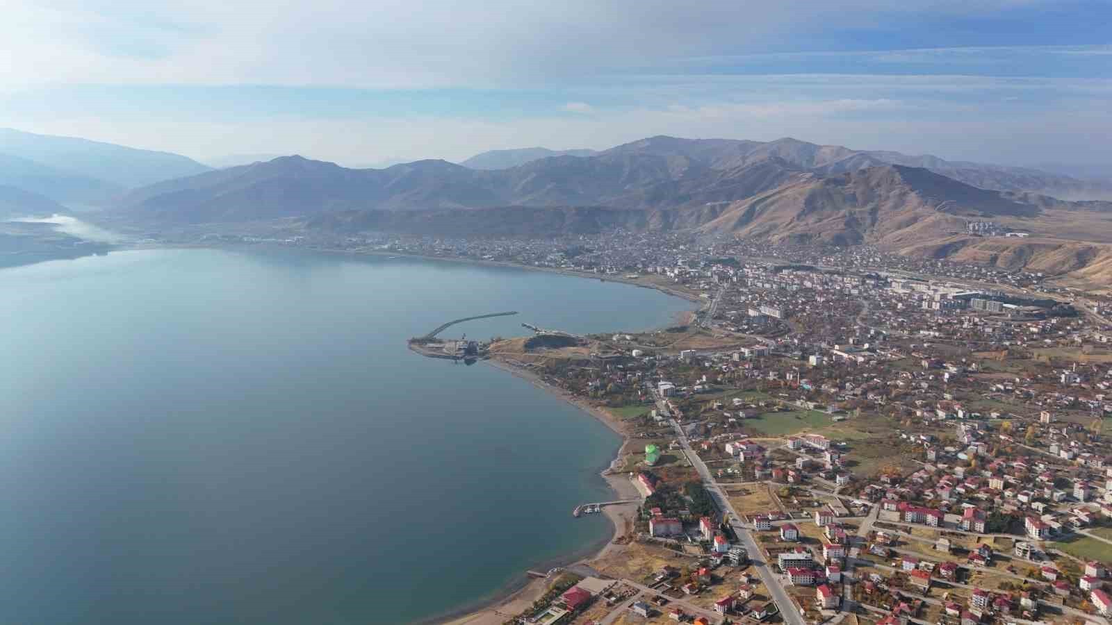 BİTLİS’İN TATVAN İLÇESİNDE SONBAHARIN BÜYÜLEYİCİ RENKLERİ DRON KAMERASIYLA HAVADAN...