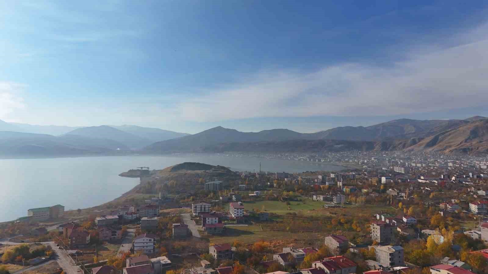 BİTLİS’İN TATVAN İLÇESİNDE SONBAHARIN BÜYÜLEYİCİ RENKLERİ DRON KAMERASIYLA HAVADAN...