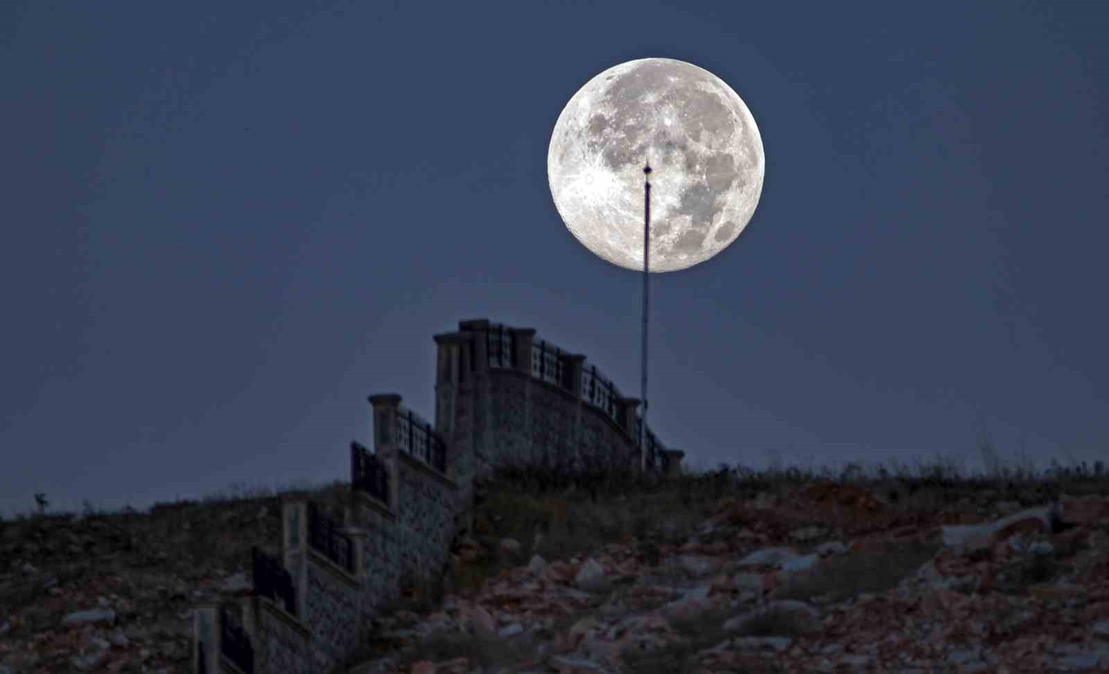BİTLİS SEMALARINDA SABAHIN ERKEN SAATLERİNDE, SÜPER AY OLAYININ HEMEN ARDINDAN AY’IN UFKA DOĞRU...