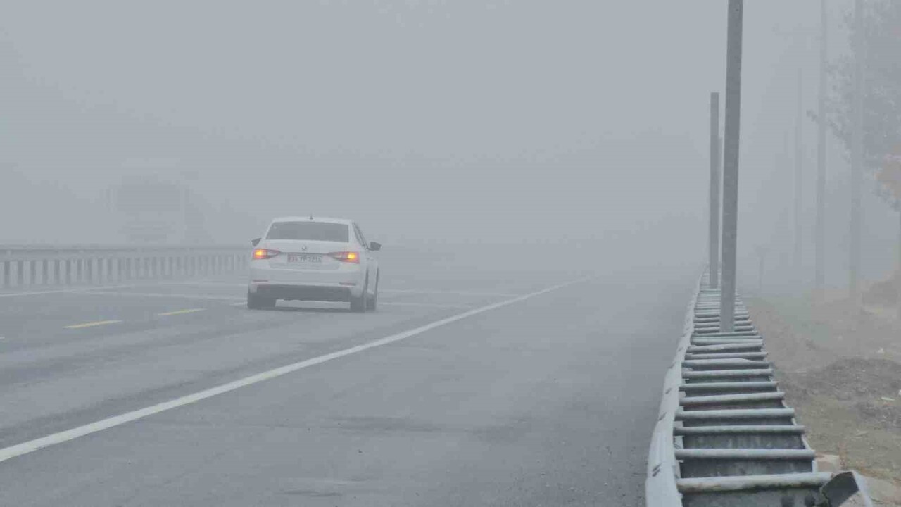 BİTLİS’TE SABAH SAATLERİNDEN İTİBAREN ETKİLİ OLAN YOĞUN SİS, ÖZELLİKLE TATVAN İLÇESİNDEKİ NEMRUT...