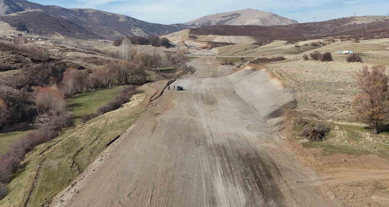 BİTLİS VALİSİ AHMET KARAKAYA, ULAŞTIRMA VE ALTYAPI BAKANLIĞI İLE KARAYOLLARI GENEL MÜDÜRLÜĞÜ...