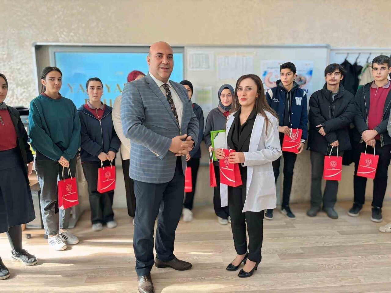 BİYOLOJİ ÖĞRETMENİ SANİYE KURT'UN ÖNCÜLÜĞÜNDE İZZEDDİN ŞİR ANADOLU LİSESİ ÖĞRENCİLERİ TARAFINDAN...