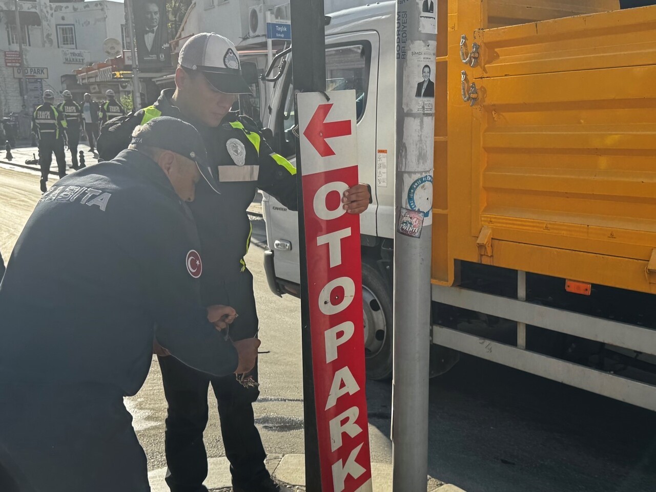 BODRUM BELEDİYESİ ZABITA MÜDÜRLÜĞÜ, İLÇE MERKEZİNDE KALDIRIMLARI VE CEP OTOPARKLARINI İŞGAL EDEN...