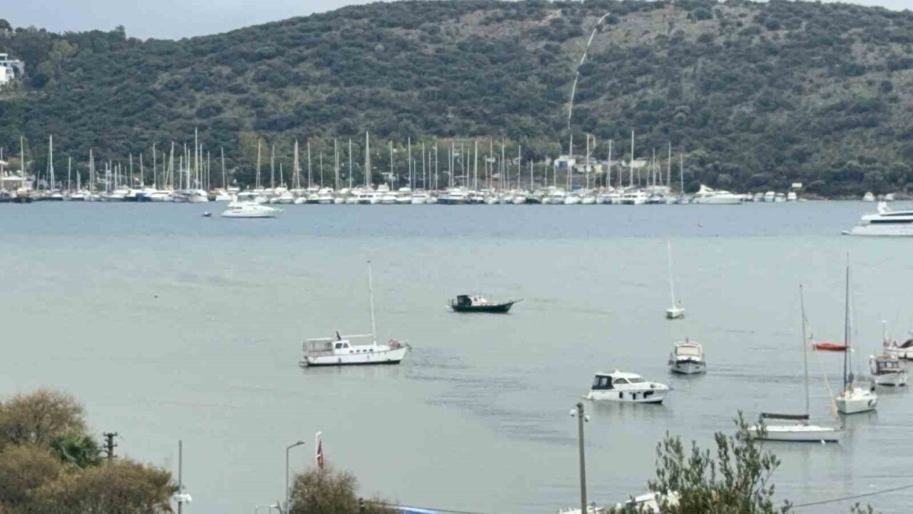 BODRUM’DA SAĞANAK SONRASI DENİZ ÇAMURA DÖNDÜ, İKİYE AYRILAN RENK GÖRENLERİ ŞAŞIRTTI