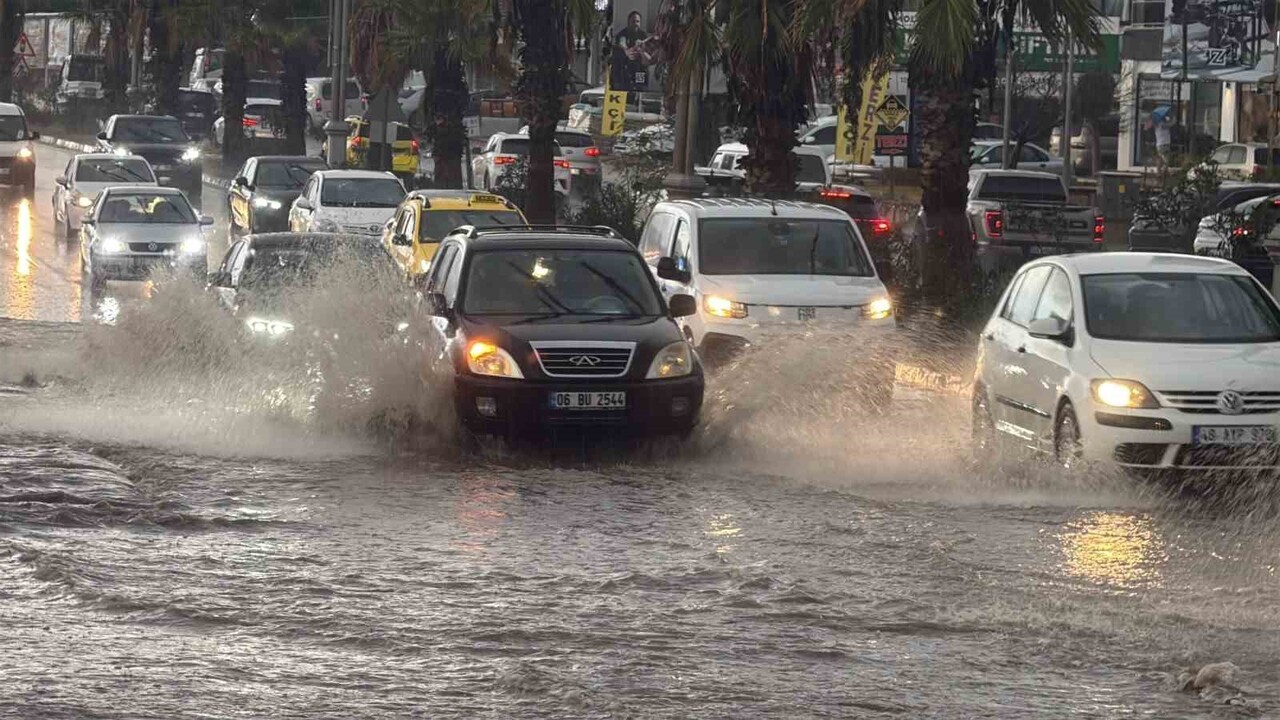 BODRUM SOKAKLARI 1 SAATE GÖLE DÖNDÜ