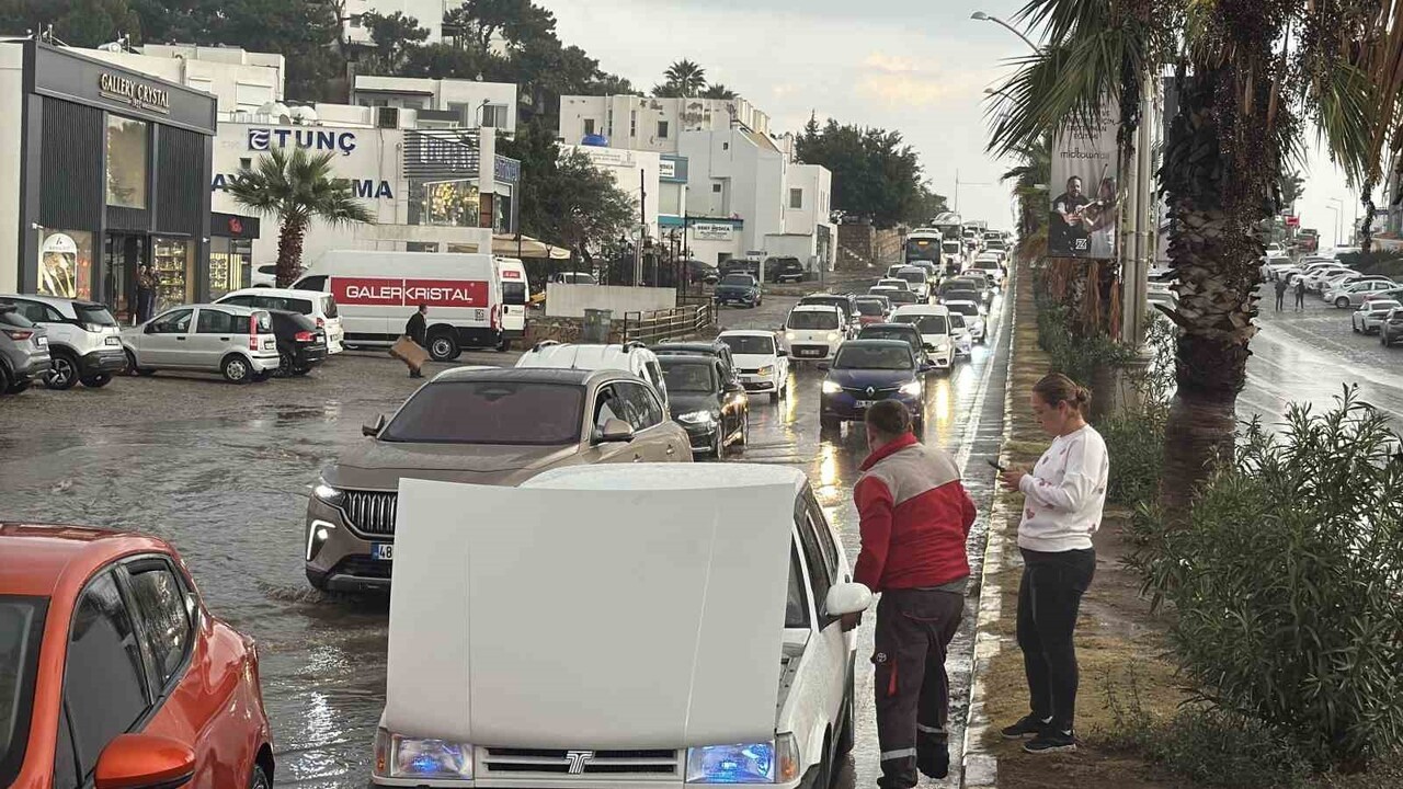 BODRUM SOKAKLARI 1 SAATE GÖLE DÖNDÜ