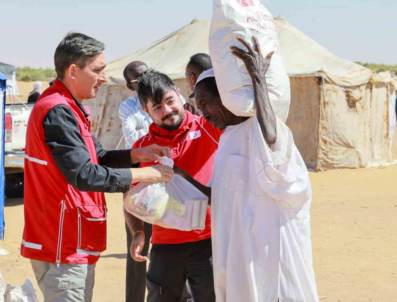 BÖLGEYE HIZLA İNTİKAL EDEN KIZILAY EKİPLERİ, KAMPLARA SIĞINAN SİVİLLERE GIDA DESTEĞİ...