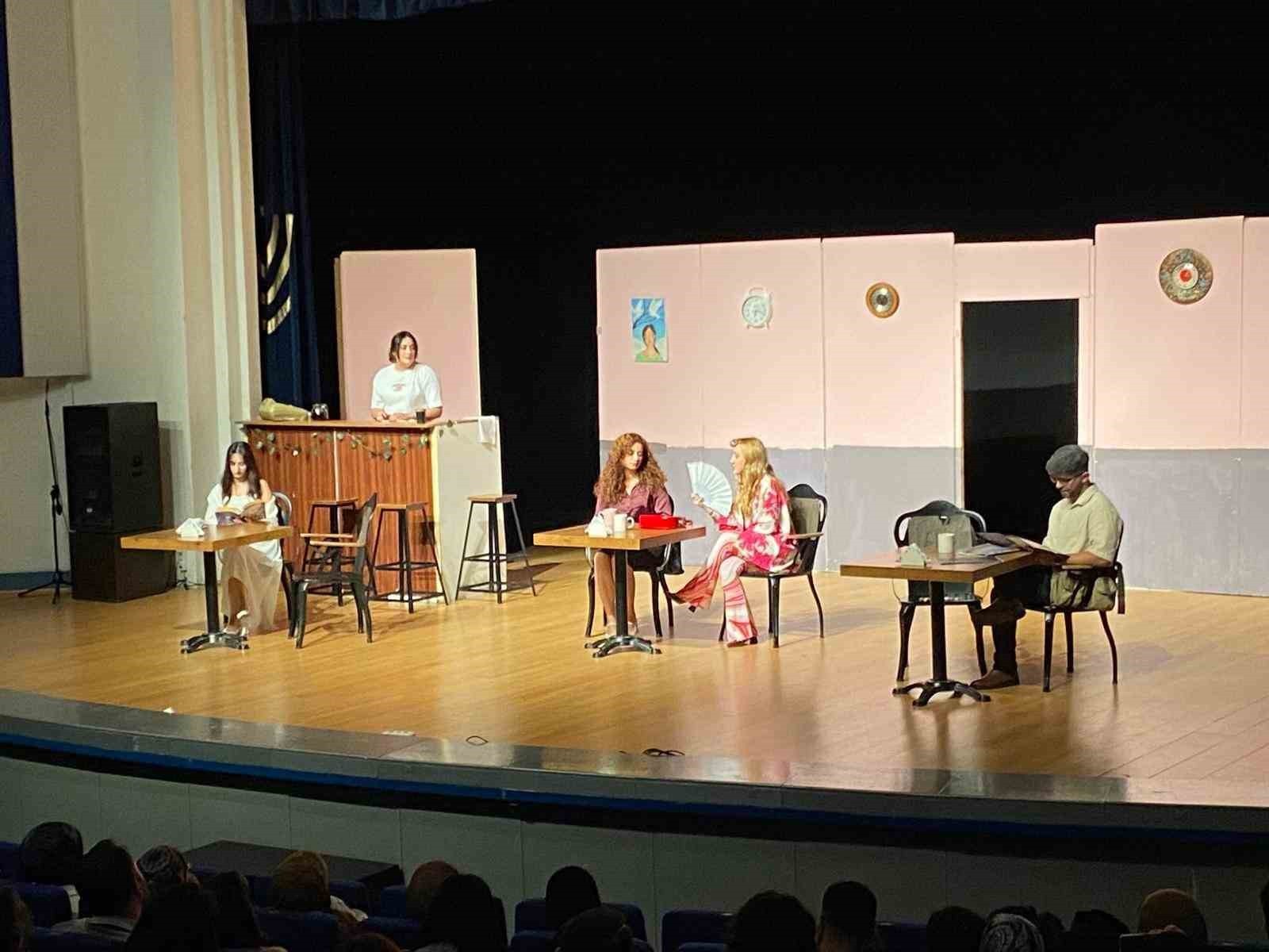 BOLU ABANT İZZET BAYSAL ÜNİVERSİTESİNDE İKİNCİSİ DÜZENLENEN ABANT TİYATRO GÜNLERİ YOĞUN İLGİ...