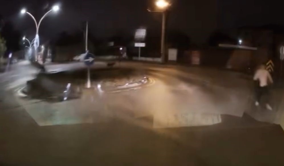 BOLU’DA 6 KÖPEĞİN KOVALADIĞI GENCİ ARACININ KORNA SESİYLE KURTARAN MERT GÖZÜAÇIK, "ARABAMA ALDIM...