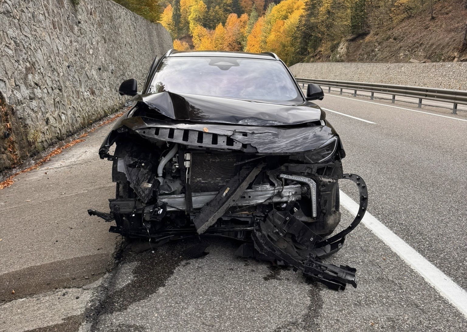 BOLU’DA ANKARA-ZONGULDAK KARA YOLUNDA KONTROLDEN ÇIKAN TOGG MARKA ELEKTRİKLİ OTOMOBİL, İSTİNAT...
