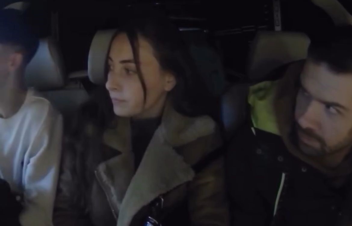 BOLU’DA BİR SÜRÜCÜ KÖPEKLERİN KOVALADIĞI GENCİ, KORNA SESLERİYLE KURTARDI. O ANLAR ARAÇ KAMERASINA...