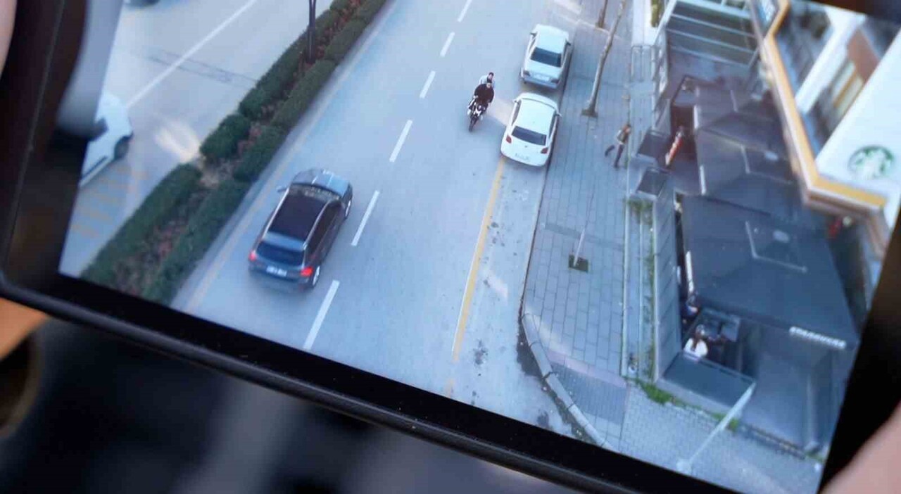 BOLU’DA DRONLU DENETİM YAPAN POLİS EKİPLERİNİN UYGULAMA NOKTASINI GÖRÜNCE KAÇAN KASKSIZ...